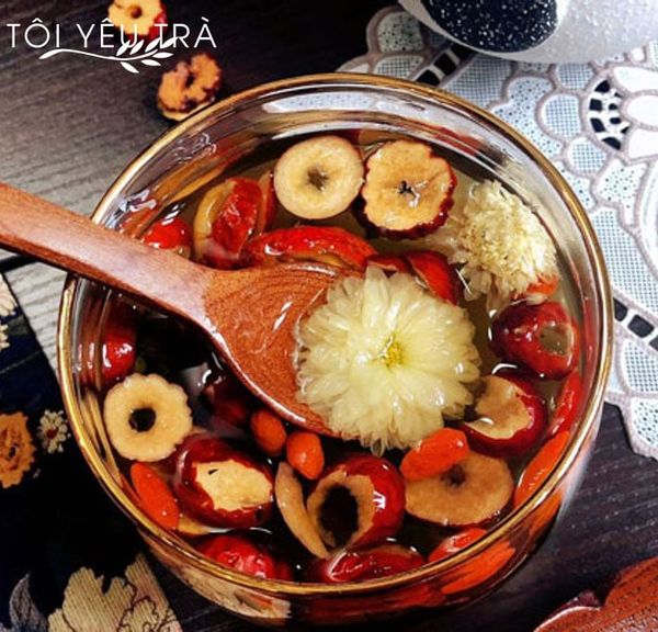 Trà hoa cúc trắng nguyên bông sấy lạnh 100% tự nhiên từ Tôi Yêu Trà. Thanh nhiệt, giảm nóng trong, sáng mắt, hỗ trợ an thần nhẹ nhàng. Thảo mộc tinh khiết, dễ uống hàng ngày.