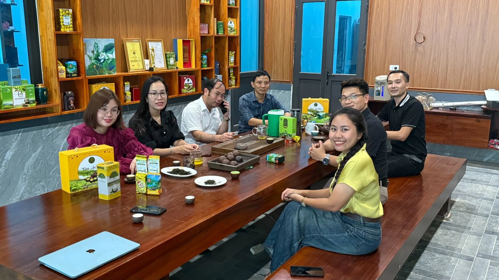 TRÀ UỐNG HẰNG NGÀY VÀ TIẾP KHÁCH