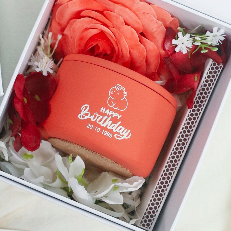 Hộp quà có cốc nến đỏ cam khắc Happy Birthday và hoa hồng đỏ
