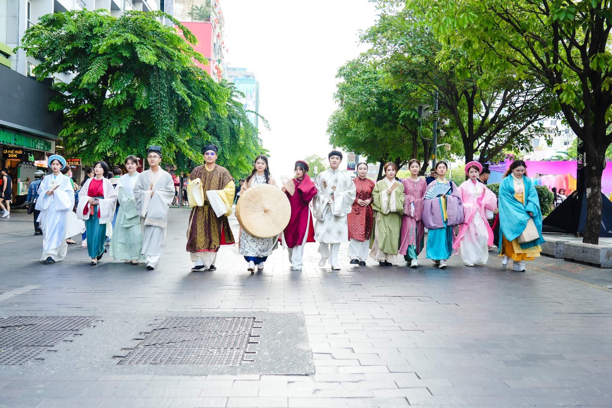 Cổ phục Việt Nam là văn hoá – không phải (và cũng không nên) chỉ là “trend”