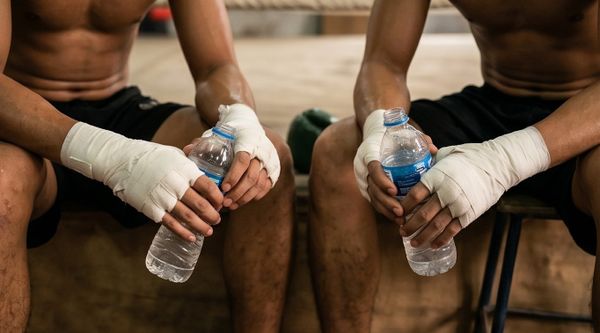 Kỹ Thuật Nạp Nước (Hydration) Đúng Cách Để Không Xóc Hông