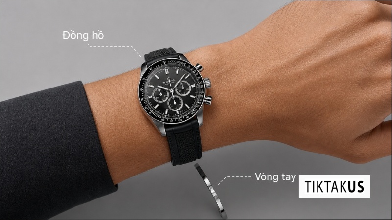 Cận cảnh cổ tay phối layer đồng hồ to bản cùng một chiếc vòng kim loại mảnh theo nguyên tắc tỷ lệ vàng