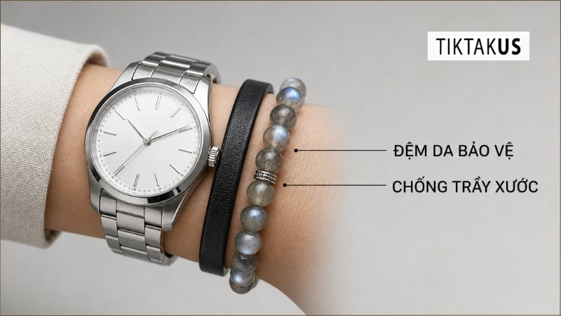 Mẹo kẹp dây da chống xước đồng hồ với một chiếc vòng da nằm giữa đồng hồ thép và vòng đá phong thủy