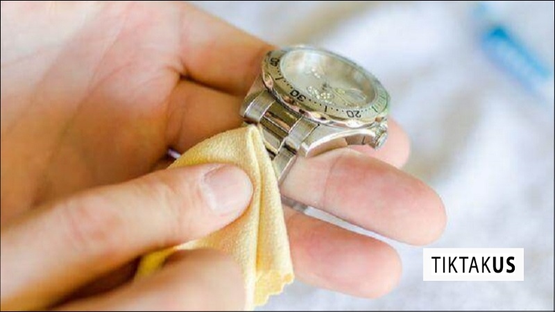 Sai lầm khi vệ sinh làm hỏng lớp mạ đồng hồ