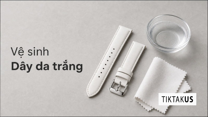 Thợ đồng hồ dùng tool chuyên dụng tháo chốt dây da khỏi mặt đồng hồ một cách cẩn thận
