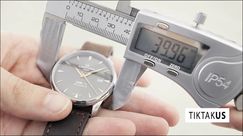 Một chiếc đồng hồ cân đối sẽ tạo sự hài hòa cho tổng thể trang phục