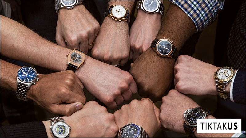 Việc xem giờ trên đồng hồ thể hiện sự tinh tế và lịch sự