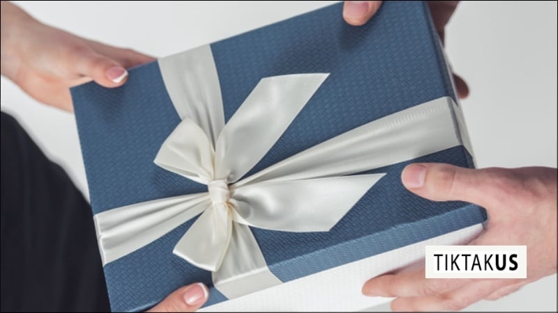 Bí quyết chọn quà tặng sếp nữ lên chức tinh tế