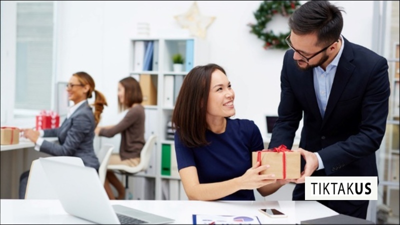 Ý nghĩa của việc tặng quà nhân viên đối với doanh nghiệp