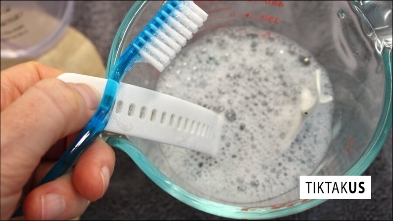 Dùng xà phòng và nước ấm (Cách cơ bản nhất)