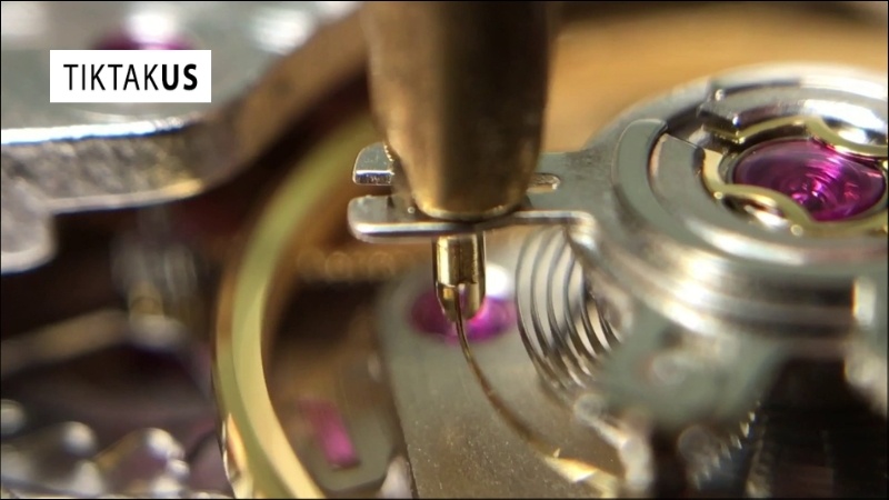 Etachron cho phép thợ đồng hồ tinh chỉnh tốc độ chạy nhanh hoặc chậm