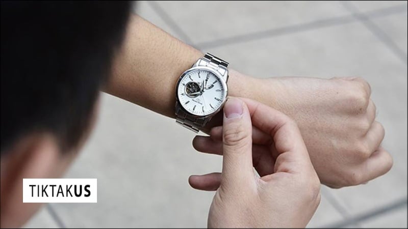 Nhận diện các nút bấm và núm vặn (Crown) quan trọng