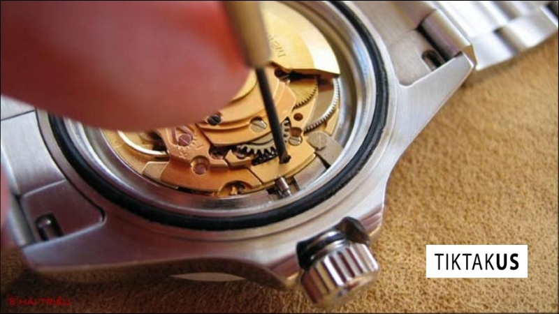 Đối với đồng hồ Quartz (Máy Pin) thông thường