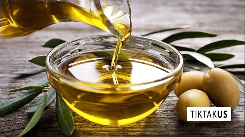 Dùng dầu Oliu hoặc dầu Dừa