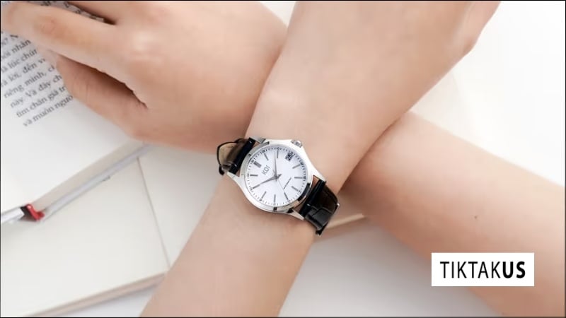 Chọn đồng hồ mặt tròn cho nàng có cổ tay nhỏ, thanh mảnh