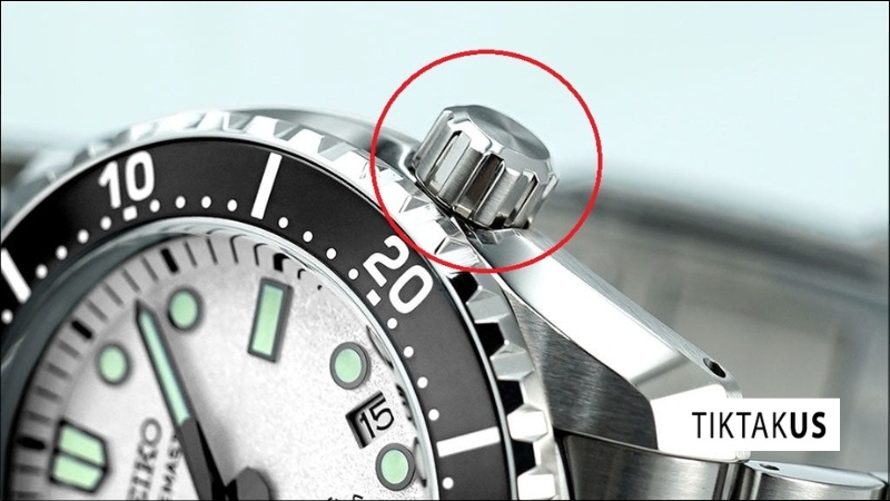 Lý do đồng hồ có núm xoáy vẫn bị vào nước