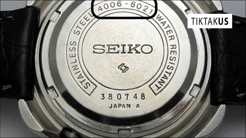 Mã hiệu nhỏ xíu ở góc 6 giờ (Dial Code)