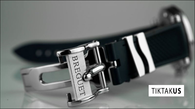 So với khóa gài kim truyền thống, khóa bướm có cấu tạo phức tạp hơn