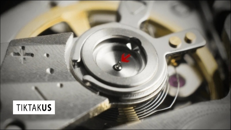 Khi đồng hồ bị va đập, một chuỗi phản ứng cơ học sẽ diễn ra gần như tức thời.