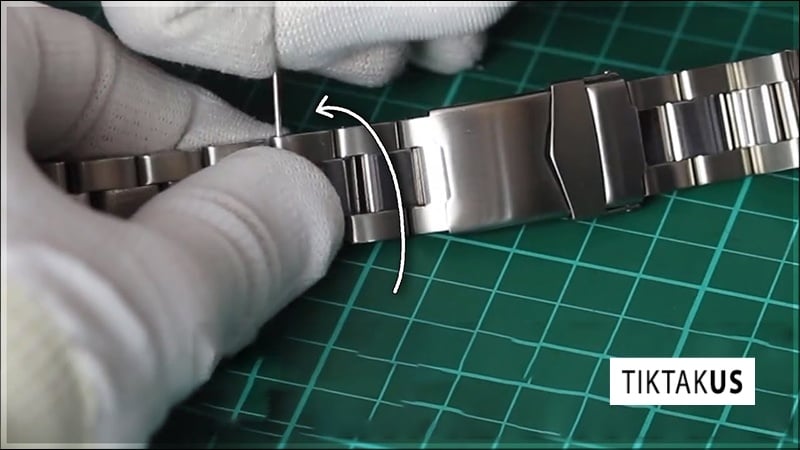 Cách mở chốt điều chỉnh tại khóa gài