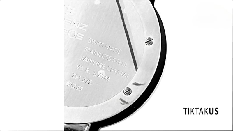 Lật mặt đáy để xem các chi tiết khắc laser