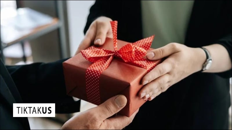 Lưu ý cần biết khi tặng quà chia tay cấp trên