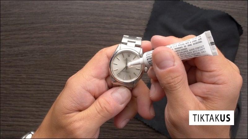 Vệ sinh đồng hồ có kính nhựa (acrylic)