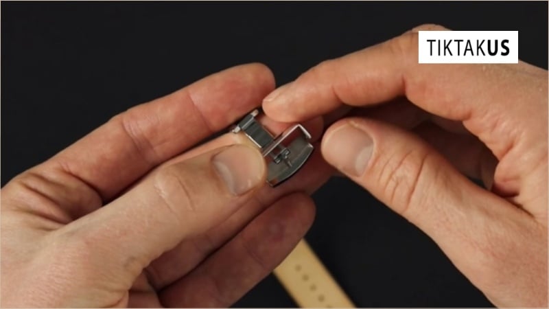 Hướng dẫn cách đeo đồng hồ sử dụng khóa bướm