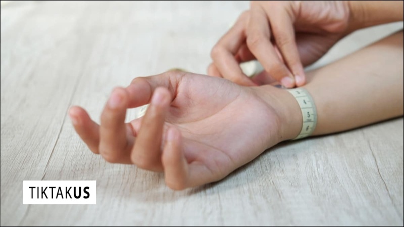 Bạn có thể dùng thước dây quấn quanh vị trí đeo đồng hồ