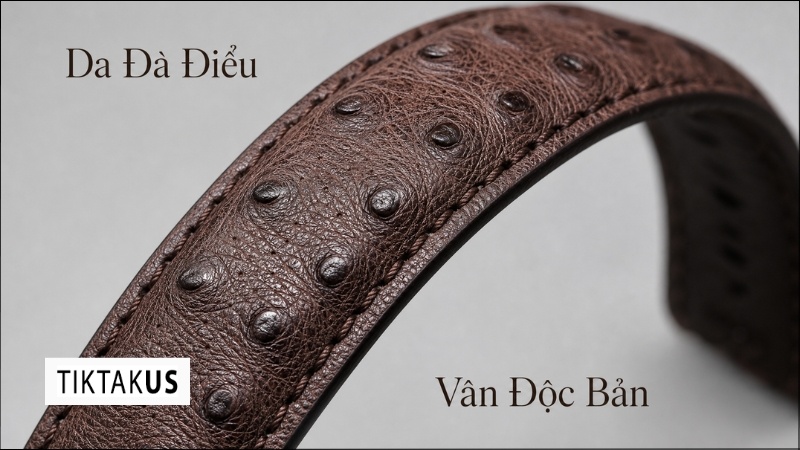 Chụp macro bề mặt dây da đà điểu đang uốn cong, thể hiện rõ cấu trúc lỗ chân lông và độ êm mềm của vật liệu