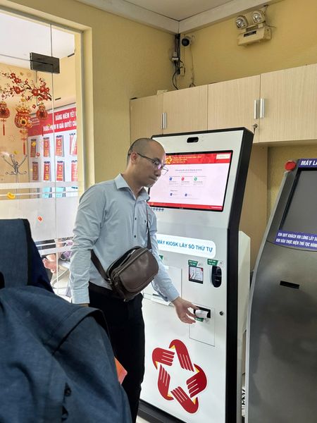 Kiosk dịch vụ công phục vụ chuyển đổi số tại phường Diên Hồng