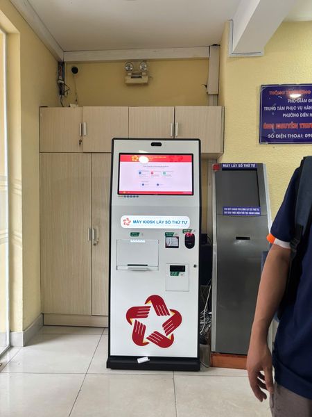 Kiosk dịch vụ công phục vụ chuyển đổi số tại phường Diên Hồng