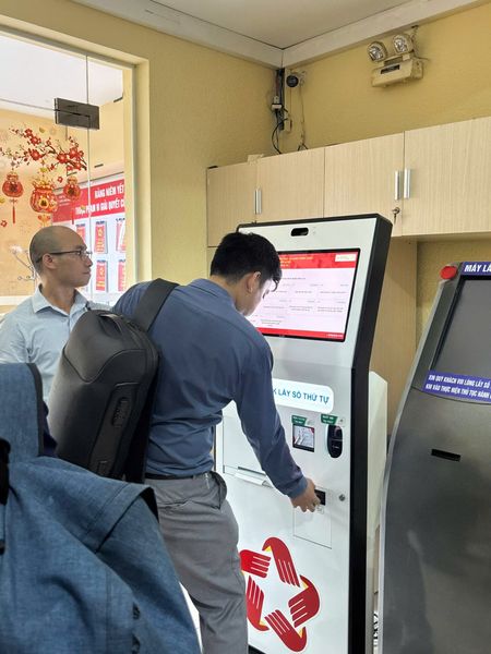 Kiosk dịch vụ công phục vụ chuyển đổi số tại phường Diên Hồng