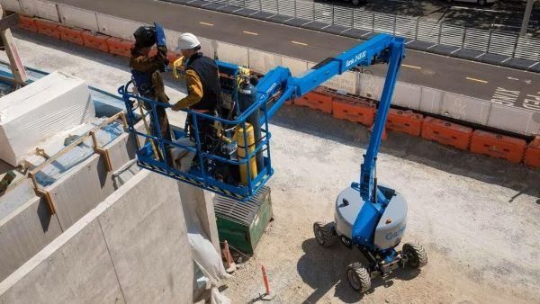 Các ứng dụng xe nâng người trong xây dựng