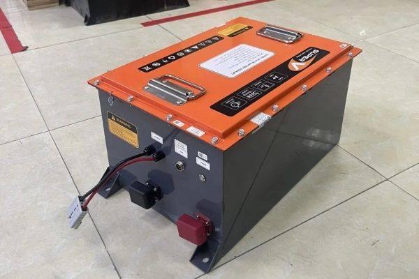 Pin lithium xe nâng người với khả năng sạc nhanh, tuổi thọ dài và thân thiện môi trường