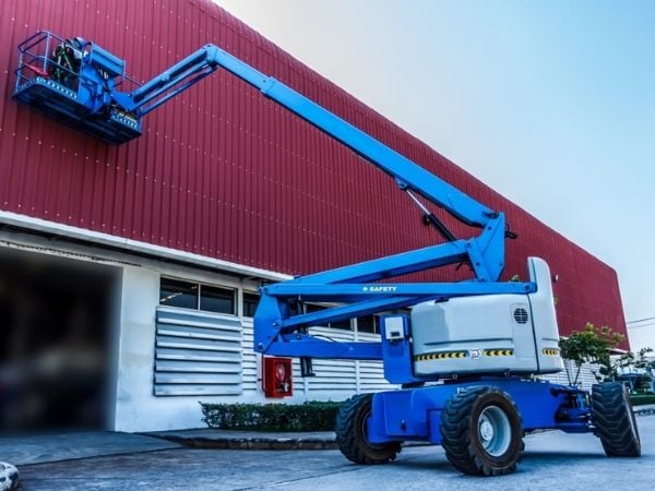 Chứng chỉ vận hành xe nâng người là điều kiện bắt buộc để vận hành xe