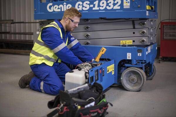 Bảo dưỡng xe nâng người khoảng 3 tháng/lần