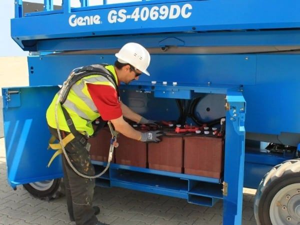 Kiểm tra bình ắc quy khi đèn cảnh báo trên bảng điều khiển bật sáng liên tục