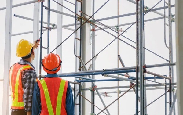 Lắp đặt giàn giáo thường khó di chuyển khi làm việc trên cao