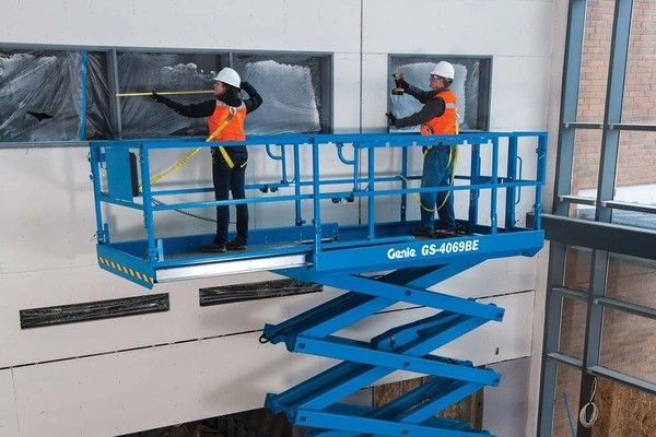 Xe nâng cắt kéo hoạt động liên tục trong thời gian dài