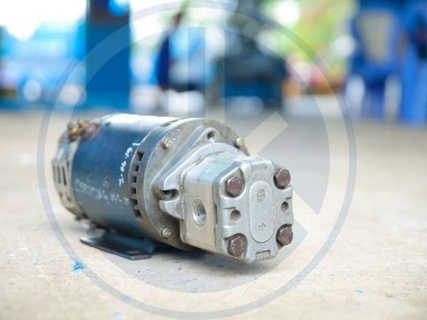 Hướng dẫn bảo trì bơm thủy lực trên xe nâng người