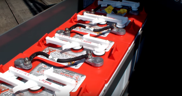 Hướng dẫn kiểm tra dây nguồn ắc quy xe nâng chi tiết, chuẩn kỹ thuật