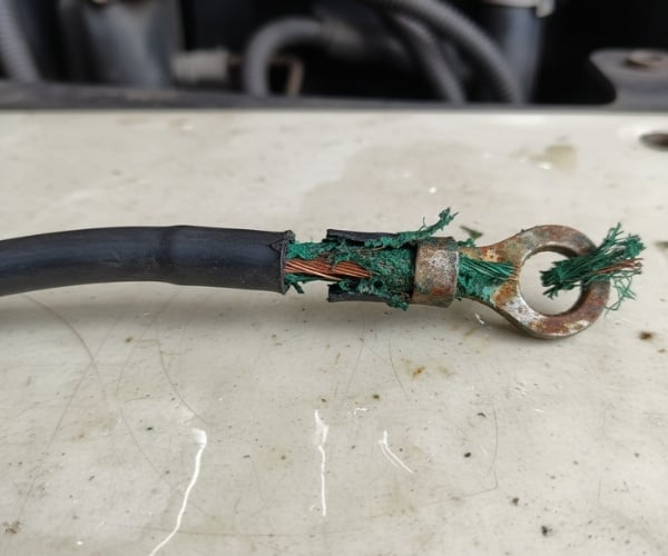 Dây nguồn ắc quy bị đứt, gãy và phồng rộp