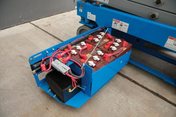 Kiểm tra tổng quan dây nguồn ắc quy xe nâng người