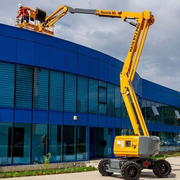 Xe nâng người trong lĩnh vực lắp đặt M & E tại các nhà xưởng