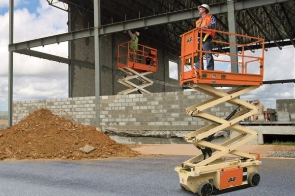 Tìm hiểu những nguyên nhân khiến xe nâng người chạy điện không tiến lùi được