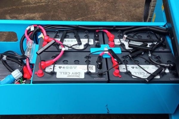 Kiểm tra hệ thống dây dẫn thường xuyên để đảm bảo xe nâng hoạt động ổn định