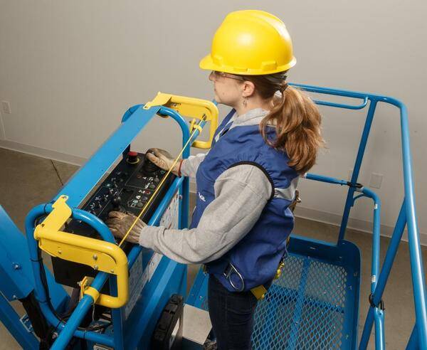 Đèn báo trên bảng điều khiển yếu, chập chờn có thể do ắc quy bị yếu