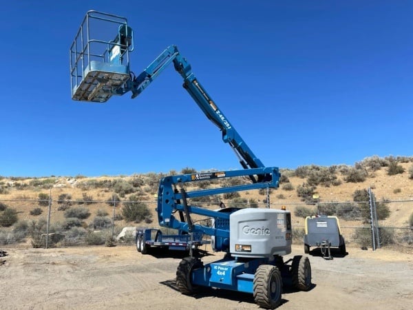 Xe nâng người cần gập linh hoạt trong không gian hạn chế