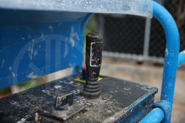 Tay trang điều khiển xe nâng người là bộ phận quan trọng của xe